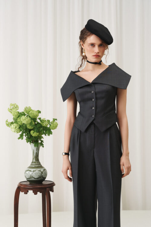 COLLAR VEST